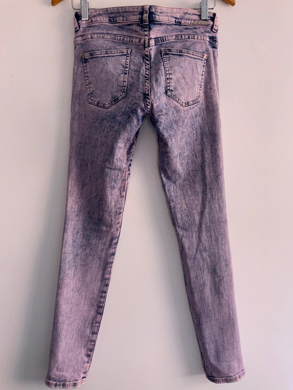 ELA Jean cinco bolsillos lavado efecto rosa. Talla 6