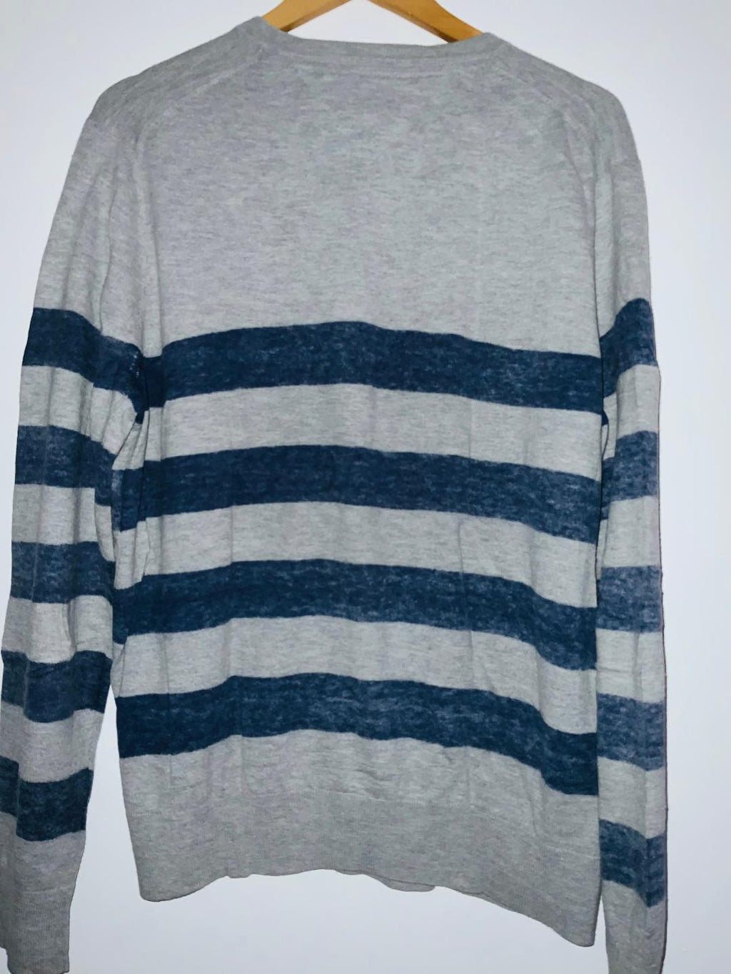 TOMMY HILFIGER Sweater a rayas cuello en V. Talla XL