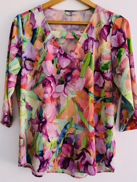 TOD IN Blusa cuello en pio de flores. Talla 8