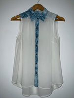 E.M Blusa con cortes en tela estampada. Talla S