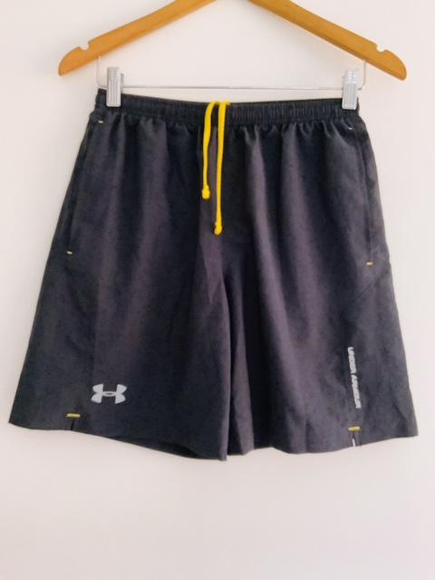 UNDER ARMOUR Bermuda deportiva para hombre. Talla S/M