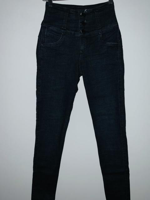 TRUCCOS Jean Skinny con pretina alta y botones. Talla 6