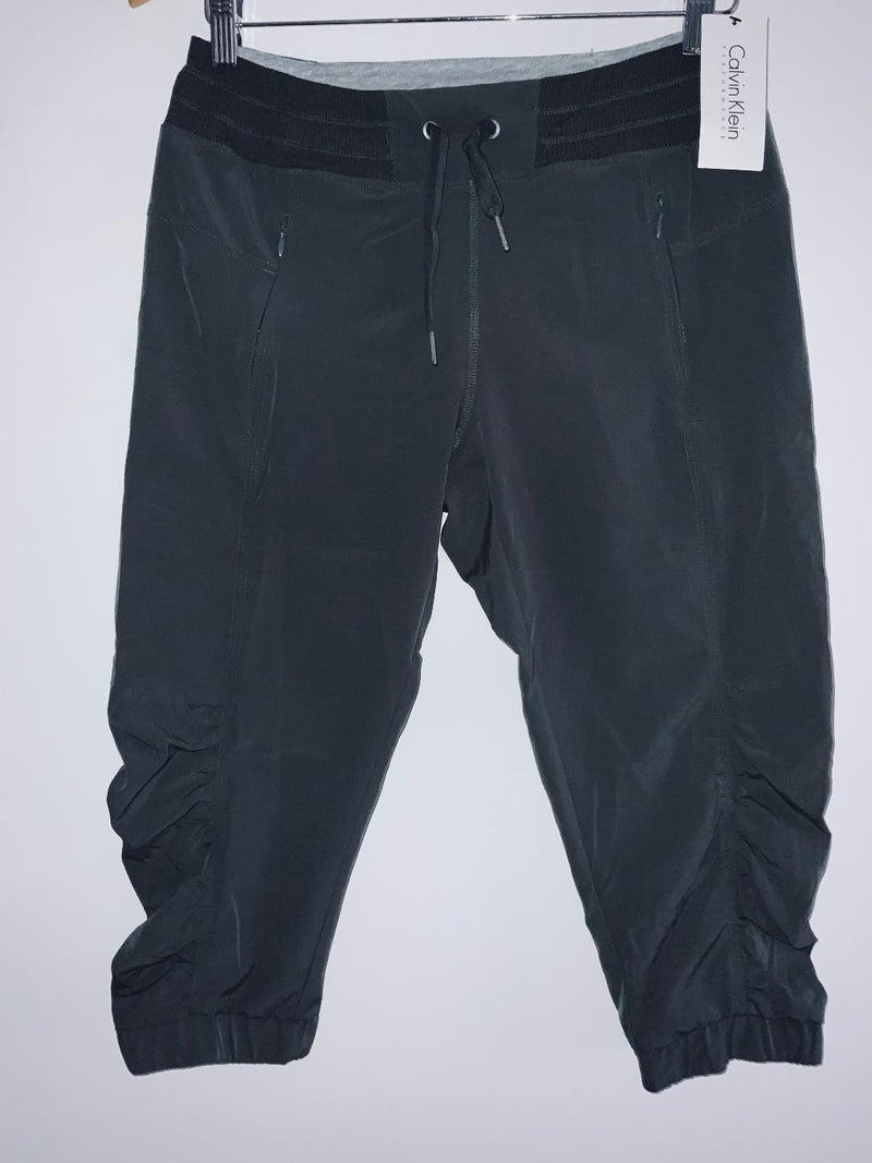 CALVIN KLEIN ( NUEVO ) Pantalón jogger corto. Talla XS Americana