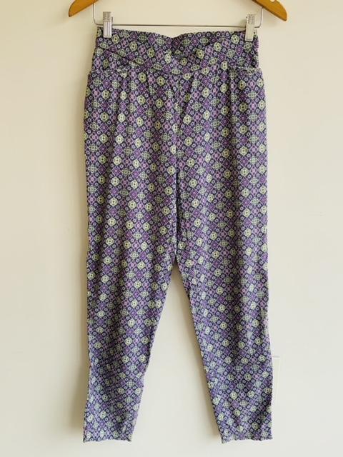 PANTALÓN estampado con pretina en semi punta. Talla S