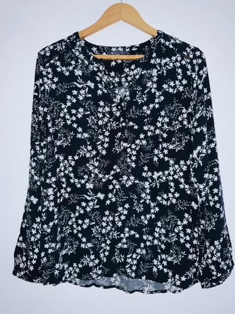 NEWBOAT Blusa estampada miniprint. Talla M