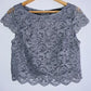 WHITE HOUSE BLACK MARKET Blusa en blonda  manga corta. Talla 8 ( S )