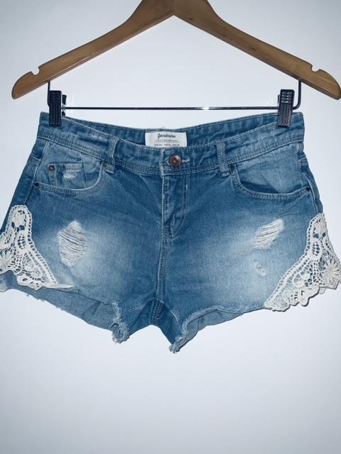 STRADIVARIUS Short en indigo con metidos en guipure. Talla 34