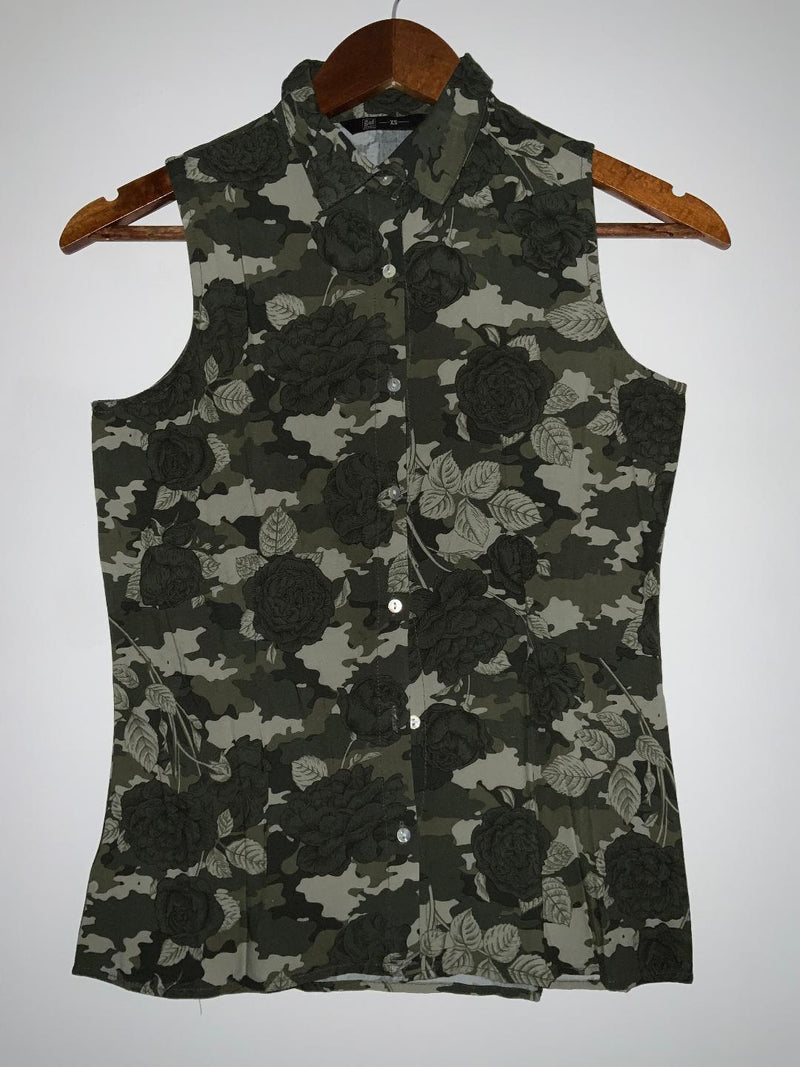 GEF Blusa manga sisa estampada diseño tipo militar. Talla XS