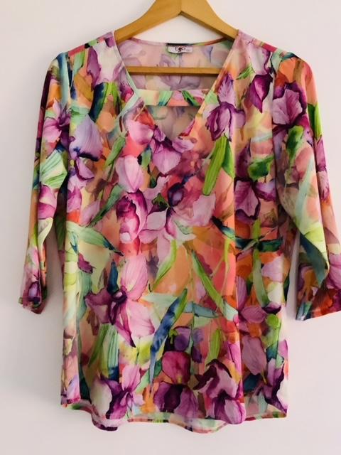 TOD IN Blusa cuello en pio de flores. Talla 8