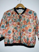 DEREK HEART Chompa tipo Bomber estampada. Talla L