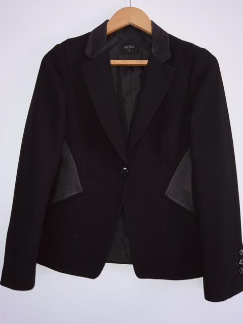 KOAJ Blazer 1 botón con metidos laterales. Talla 8