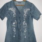 STUDIO WEST Blusa en denim bordada. Talla S/M*