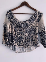 STUDIO F Top estampado animal print con aplicaciones. Talla XS