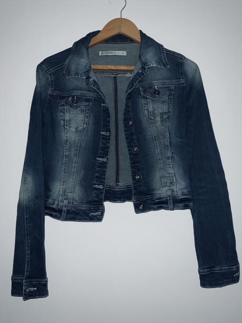 STRADIVARIUS Chaqueta en indigo. Talla S