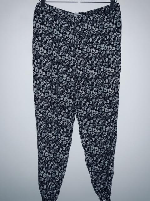 UNIQLO Pantalón suelto estampado. Talla L