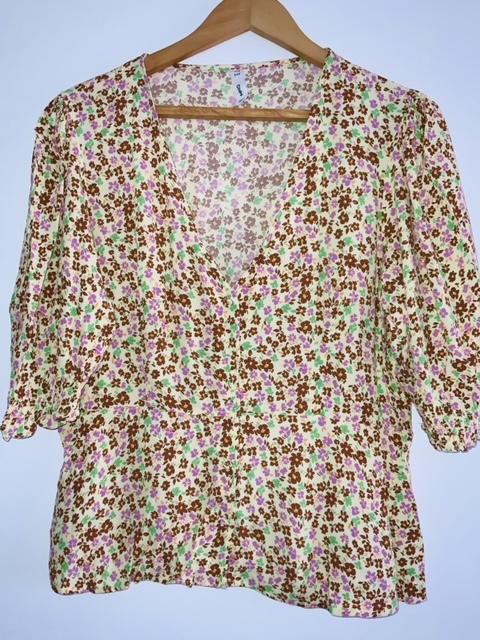 MANGO Blusa cuello en pico estampada. Talla XL