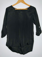 FUN & FILM Blusa cuello redondo en satin. Talla S