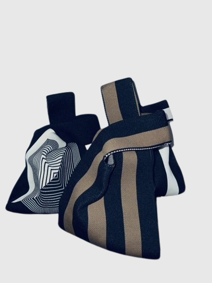 MINI MOCHILA DE MANO ( NUEVA ) Rombos negro. Talla Única