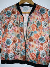 DEREK HEART Chompa tipo Bomber estampada. Talla L