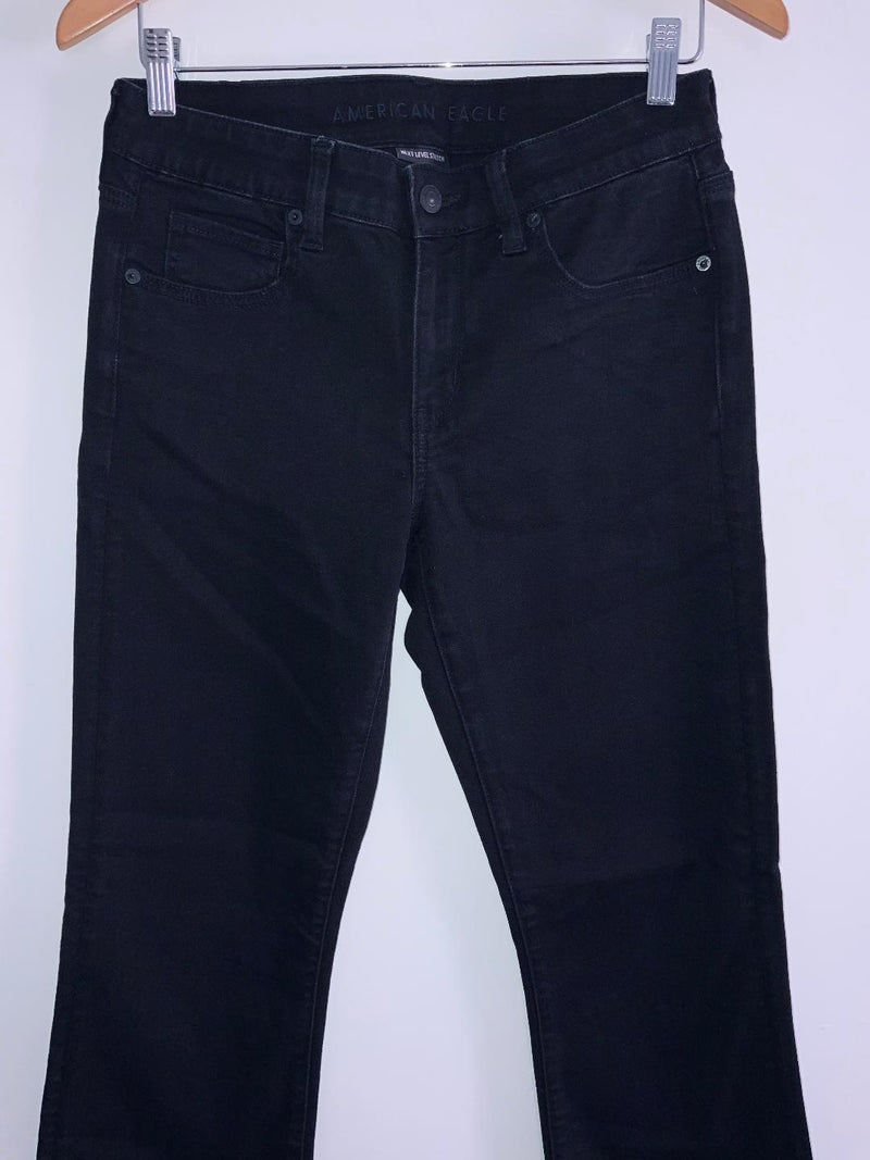 AMERICAN EAGLE Pantalón semi flare negro. Talla 6