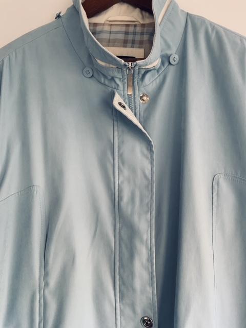 BRAETAN Chaqueta larga impermeable con contrastes. Talla XL