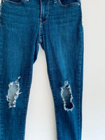 LEVIS Jean Skinny con desgaste Roto en rodilla oscuro. Talla 24