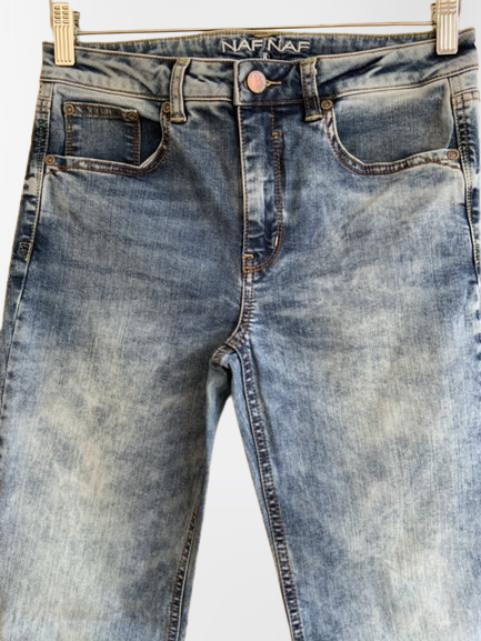 NAF NAF Jean cinco bolsillos con proceso de lavandería efecto desteñido. Talla 8