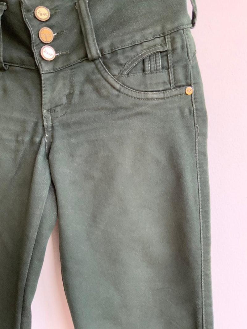 PANTALÓN en dril pretina ancha en verde botella. Talla 6