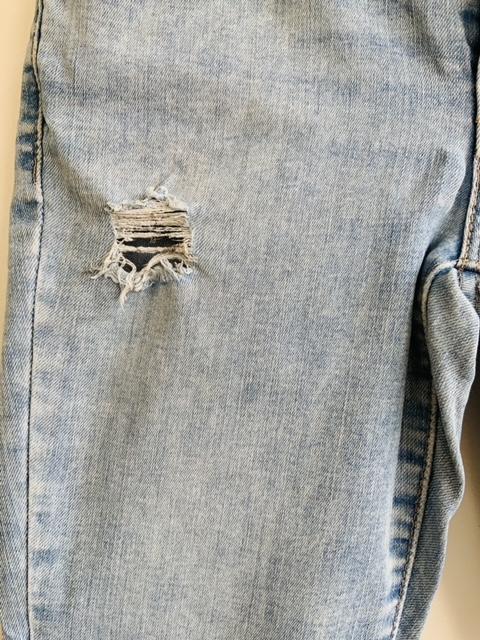 LEVIS Jean cinco bolsillos Skinny con desgaste en rodilla claro referencia 710. Talla 25