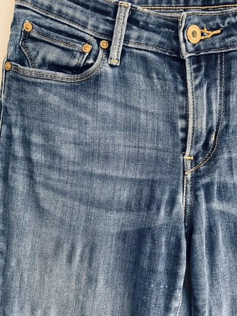 LEVIS Jean clásico cinco bolsillos bota recta. Talla 26