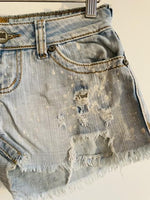 YNO DENIM Short en índigo con aplicaciones. Talla S/M