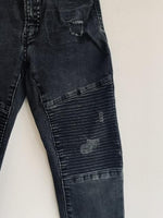 ZARA Jean para niña en denim oscuro con cortes en piernas. Talla 9