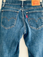 LEVIS Jean Skinny con desgaste Roto en rodilla oscuro. Talla 24