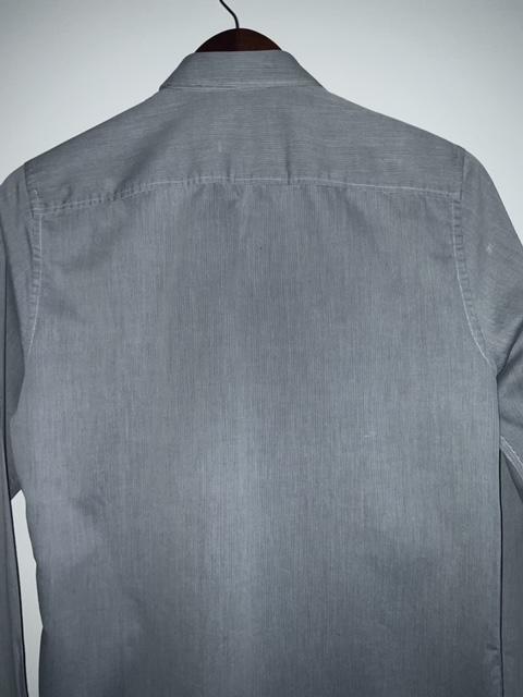 KOAJ Camisa casual para hombre en mini rayas gris. Talla S