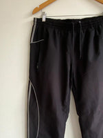 ADIDAS Pantalón deportivo para hombre con cortes. Talla L