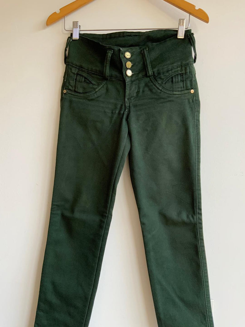 PANTALÓN en dril pretina ancha en verde botella. Talla 6