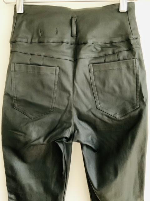 BINTTI ( NUEVO ) Pantalón efecto encerado pretina ancha. Talla M