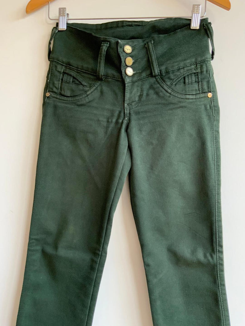 PANTALÓN en dril pretina ancha en verde botella. Talla 6