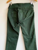 PANTALÓN en dril pretina ancha en verde botella. Talla 6