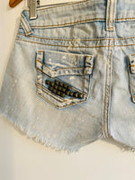 YNO DENIM Short en índigo con aplicaciones. Talla S/M