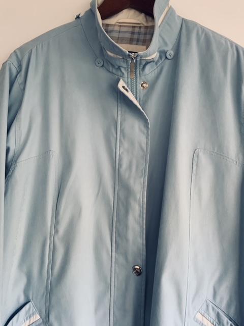 BRAETAN Chaqueta larga impermeable con contrastes. Talla XL