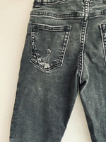 ZARA Jean para niña en denim oscuro con cortes en piernas. Talla 9