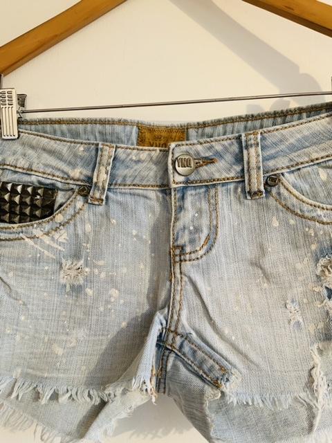 YNO DENIM Short en índigo con aplicaciones. Talla S/M