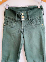 PANTALÓN en dril pretina ancha en verde botella. Talla 6