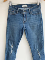 LEVIS Jean cinco bolsillos 710 lavado medio. Talla 26