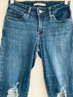 LEVIS Jean Skinny con desgaste Roto en rodilla oscuro. Talla 24