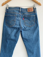 LEVIS Jean cinco bolsillos 710 lavado medio. Talla 26