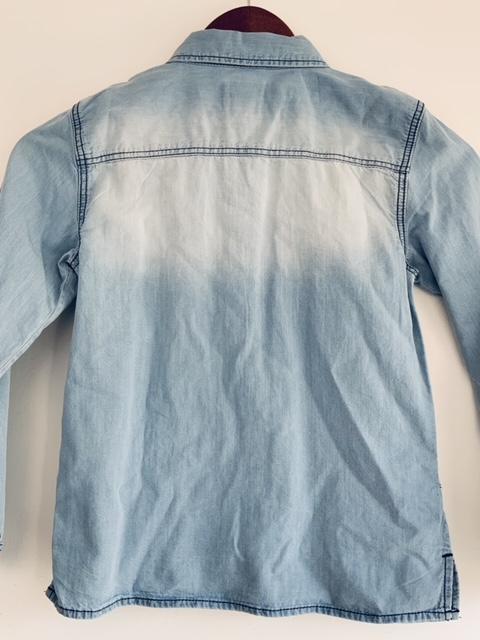 URB ( NUEVA ) Camisa en chambray par niña. Talla 8