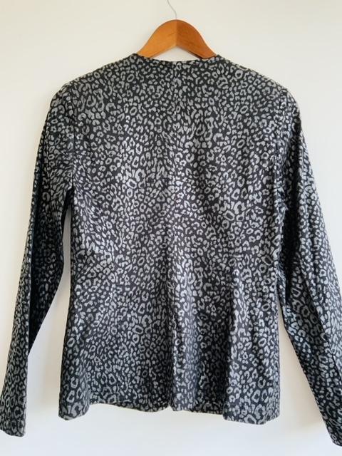 BESO DE COCO Chaqueta estampada animal Print Gris. Talla M