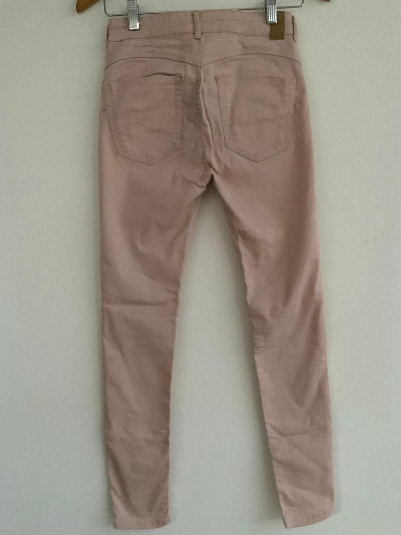 PULL&BEAR Pantalón en Dril cinco bolsillos color rosa nude. Talla 26